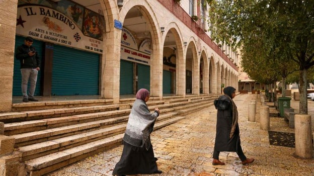 Comercios cerrados en la plaza del Pesebre