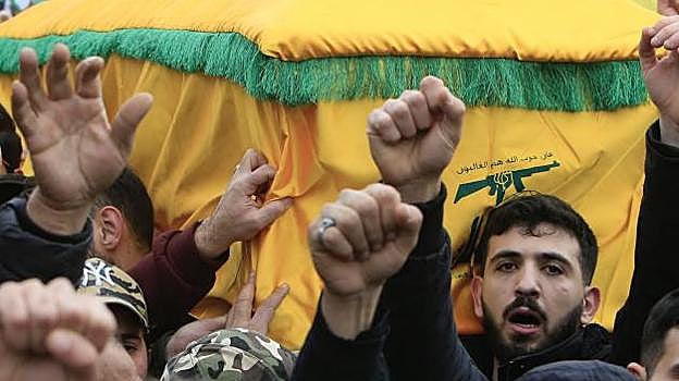 Libaneses llevan la bandera palestina y el ataúd de Ibrahim Raslan, un miembro de Hizbolá asesinado en el sur del país