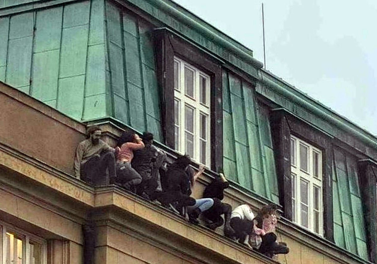 El tiroteo en Praga, con quince muertos y decenas de heridos, en imágenes