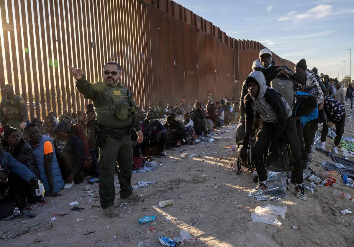 Inmigrantes subsaharianos detenidos en la frontera, en Lukeville (Arizona)