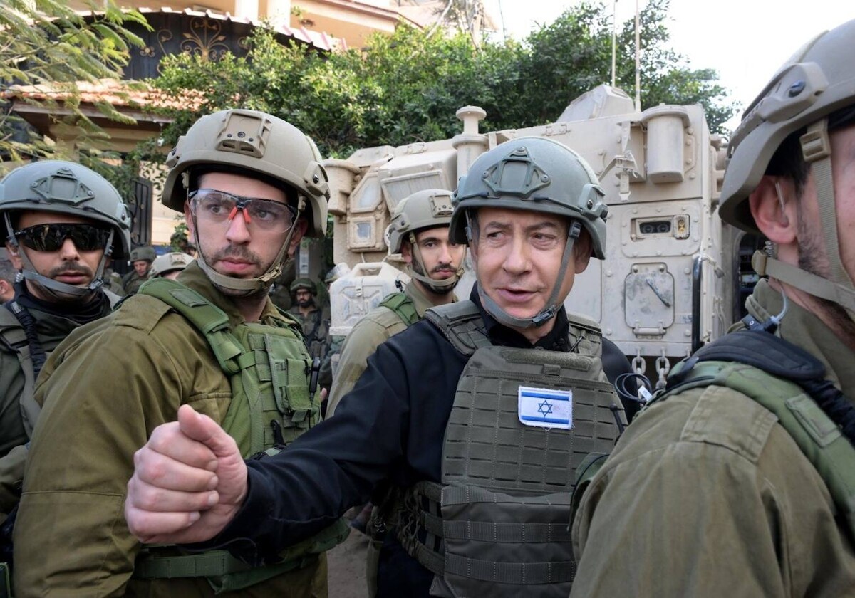 Benjamin Netanyahu durante una visita a las tropas
