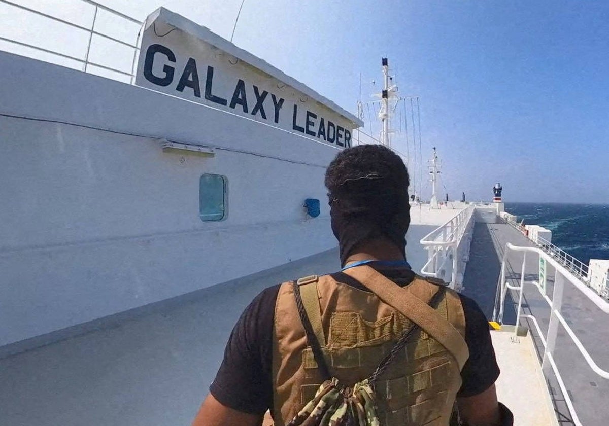 Un militante hutí, durante el asalto a una embarcación en el mar Rojo