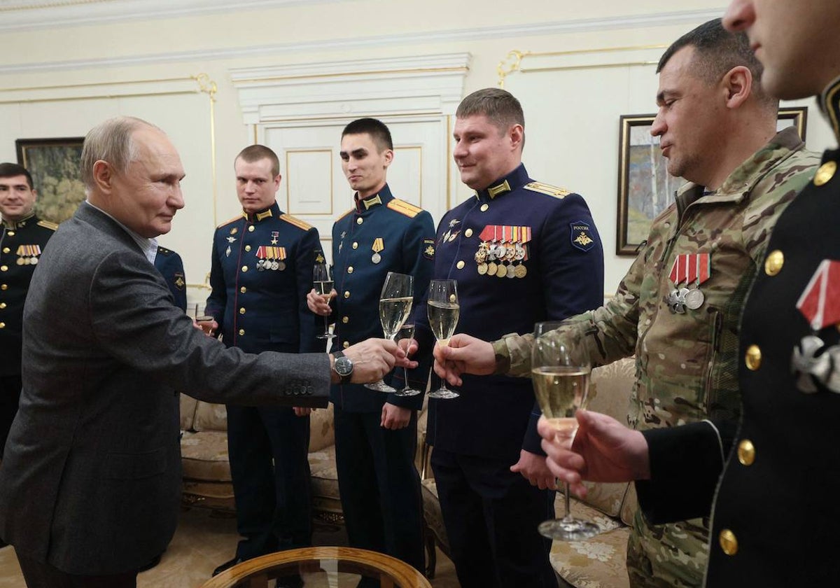 Putin brinda por el nuevo año con militares rusos que han participado en la guerra de Ucrania