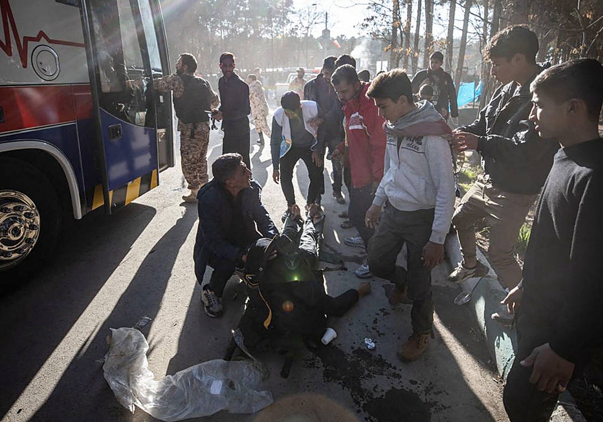 Personas afectadas por las explosiones en Kermán, donde la explosión de dos bombas ha provocado decenas de heridos