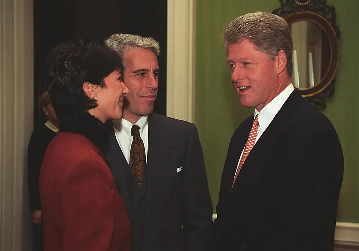 Bill Clinton (d) junto a Jeffrey Epstein, en una imagen de archivo