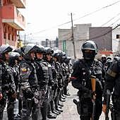 Noche de terror en Ecuador: coches bomba, secuestro de policías y presos amotinados en las cárceles