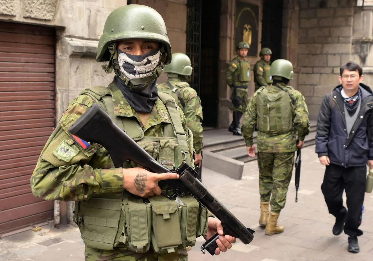 Soldados ecuatorianos desplegados en las calles tras la orden de toque de queda
