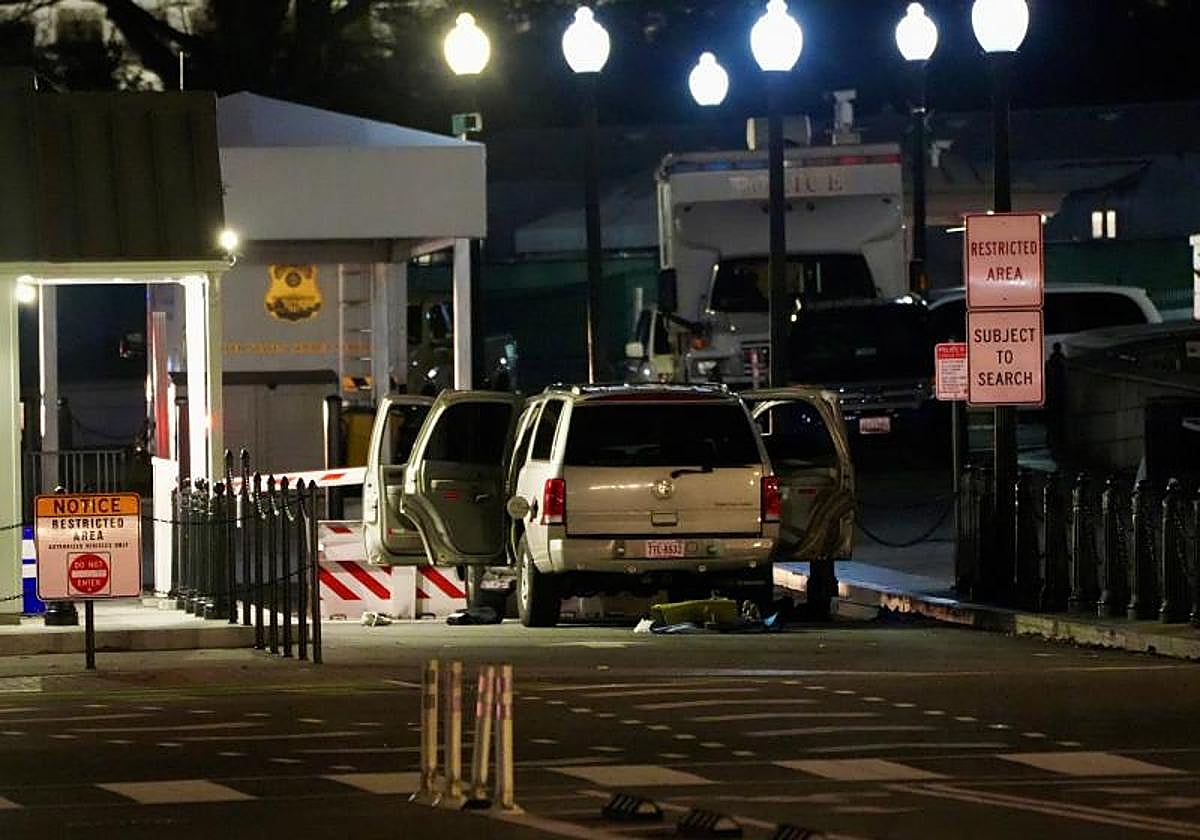 El coche estrellado en la puerta exterior de la Casa Blanca