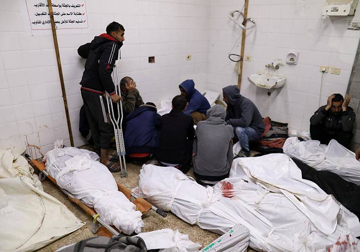 Varios miembros de la Media Luna Roja palestina muertos tras un ataque israelí en Deir al-Balah, en el centro de la Franja