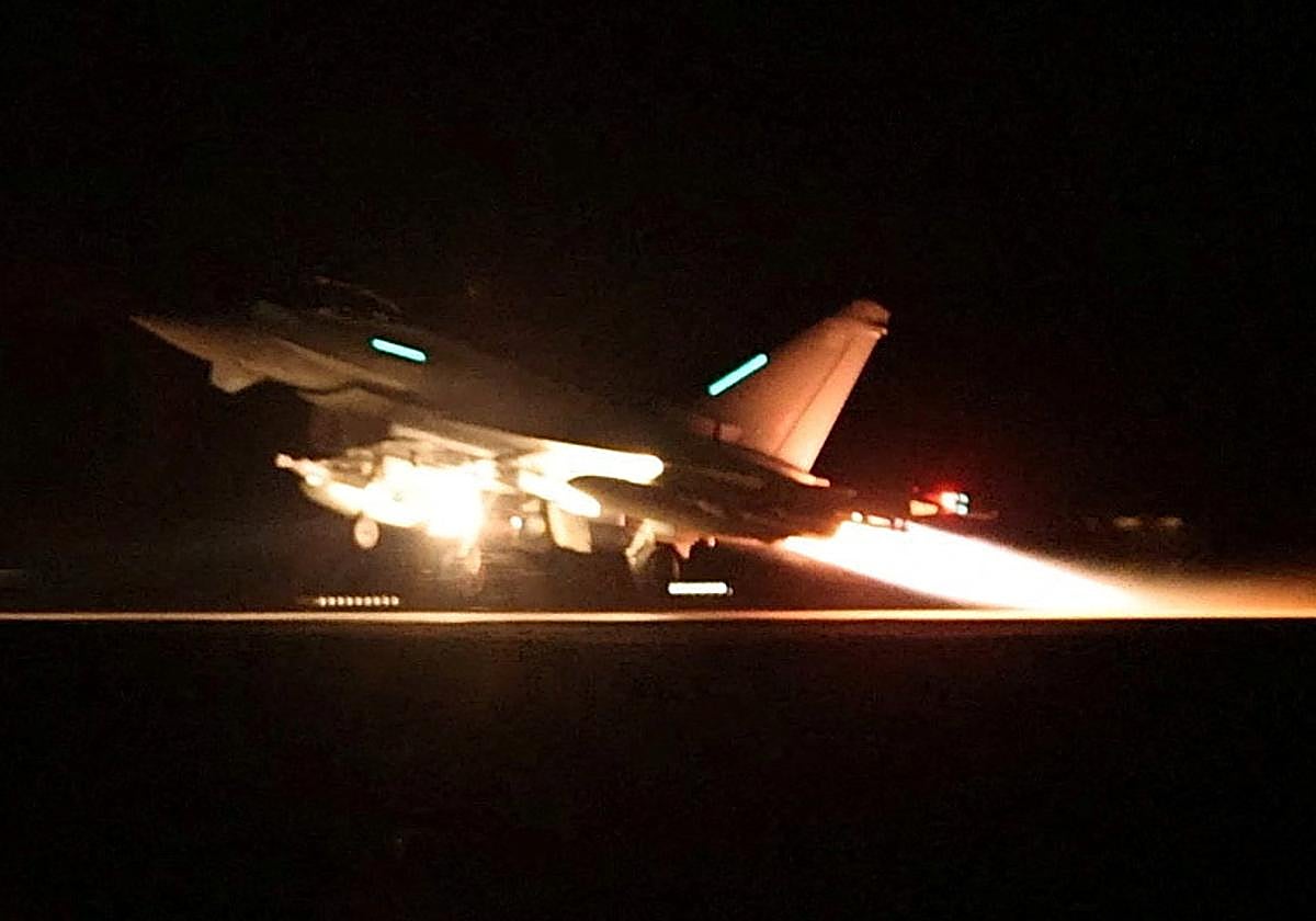 Un avión Typhoon de la Real Fuerza Aérea de Reino Unido despega para unirse a la coalición liderada por Estados Unidos para llevar a cabo ataques aéreos contra objetivos militares en Yemen