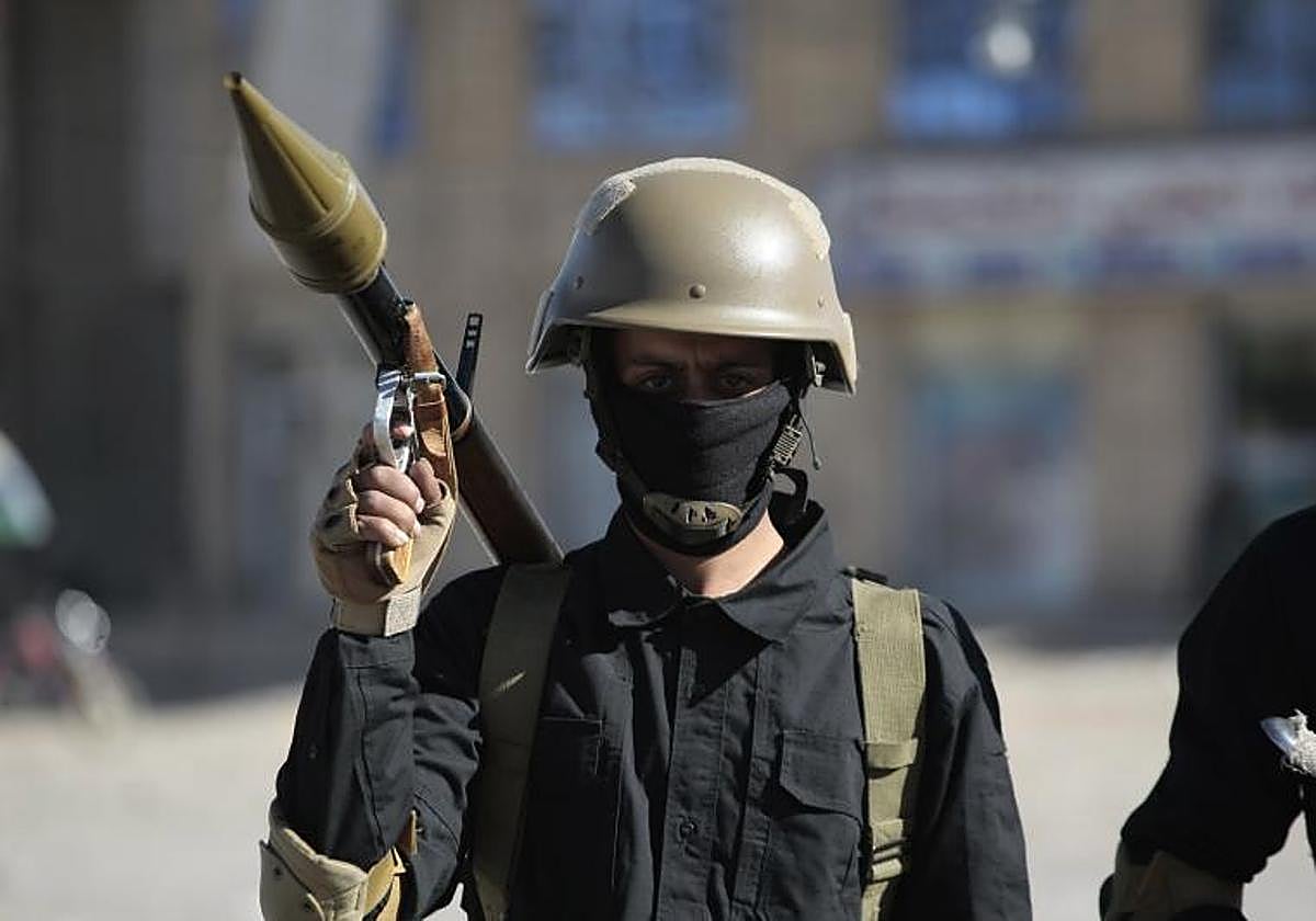 Soldados hutíes hacen guardia en Yemen
