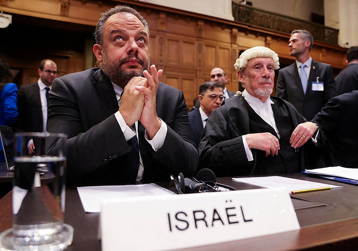 El asesor jurídico del Ministerio de Exteriores de Israel Tal Becker y el jurista británico Malcolm Shaw, en el interior de la Corte Internacional de Justicia