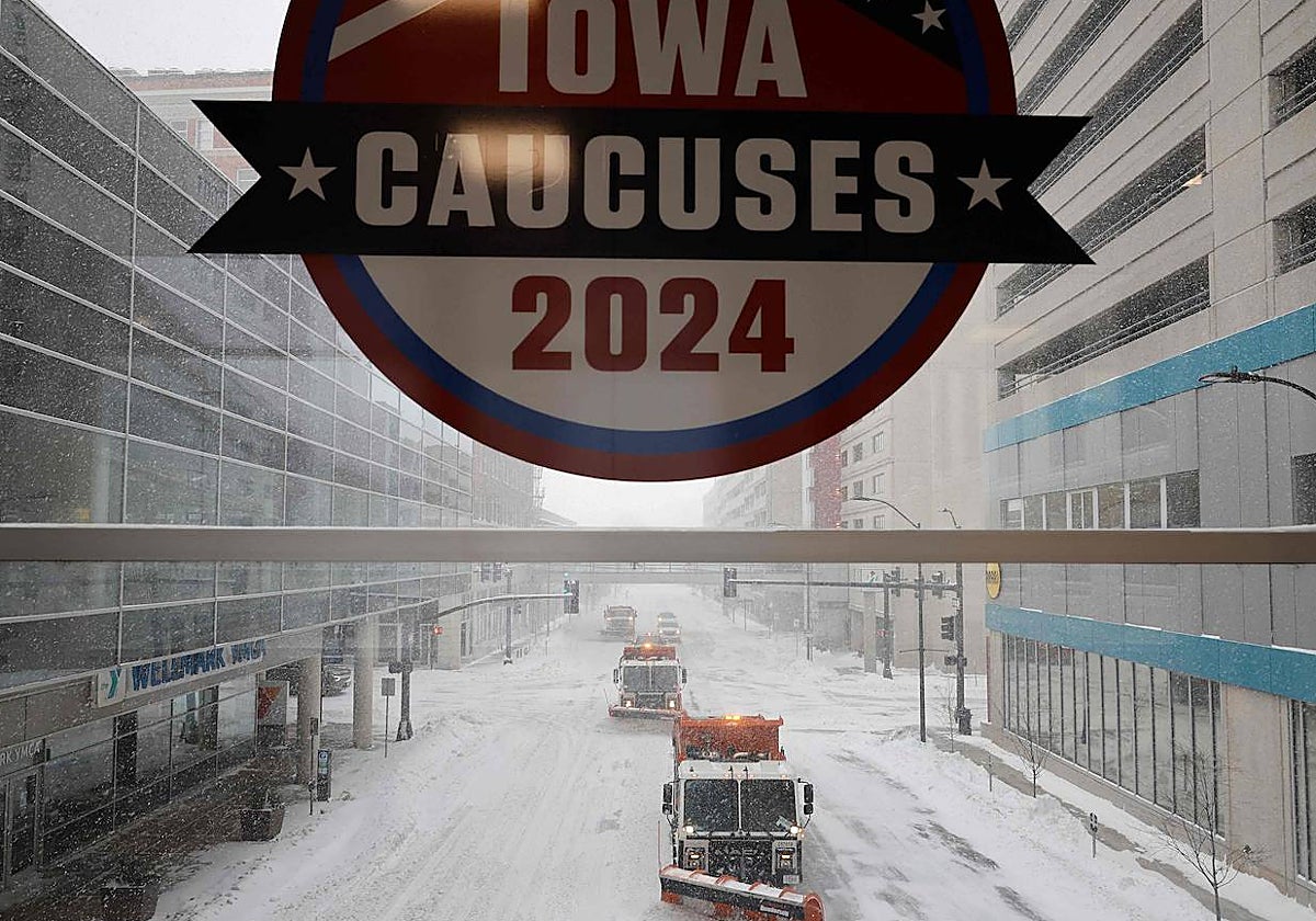 Camiones quitanieves trabajan para limpiar las calles en Des Moines (Iowa)