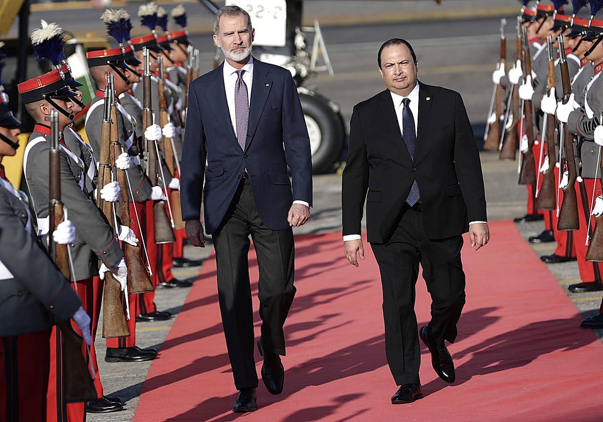 El rey Felipe VI de España camina junto al ministro guatemalteco de Relaciones Exteriores, Mario Búcaro