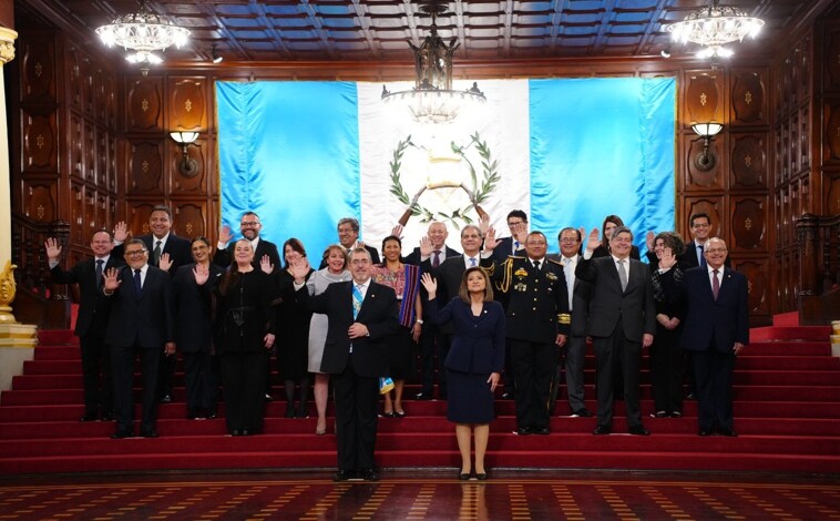 Imagen principal - Arriba, foto de familia del nuevo gabinete de Arévalo; debajo, los simpatizantes del nuevo mandatario escuchan su discurso desde el balcón presidencial