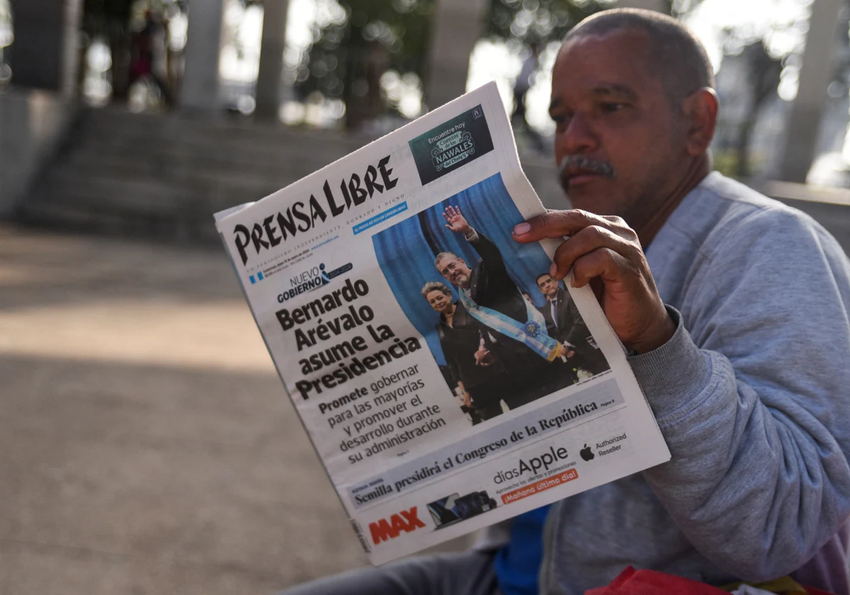 Un hombre lee un periódico que muestra la toma de posesión del nuevo presidente de Guatemala, Bernardo Arévalo, en Ciudad de Guatemala