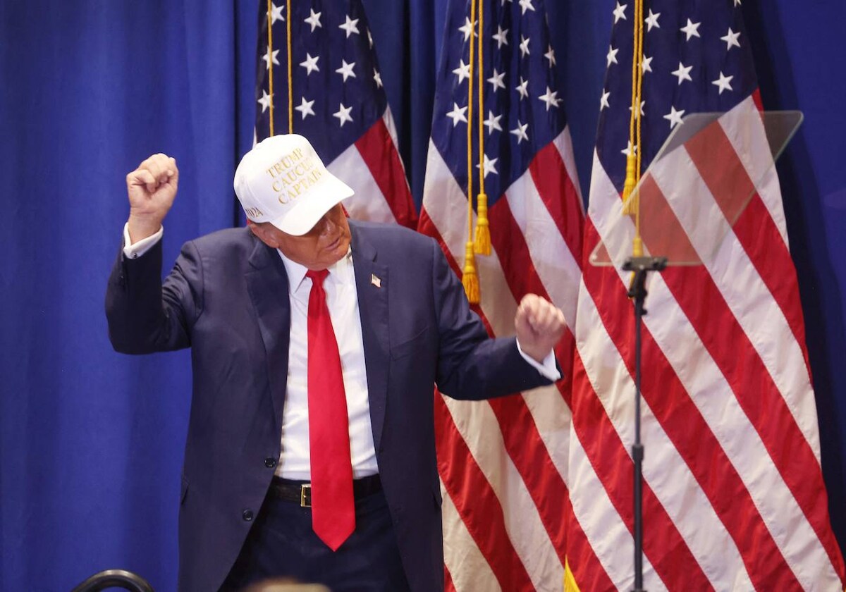 Donald Trump celebra un evento de campaña presidencial en Indianola, Iowa