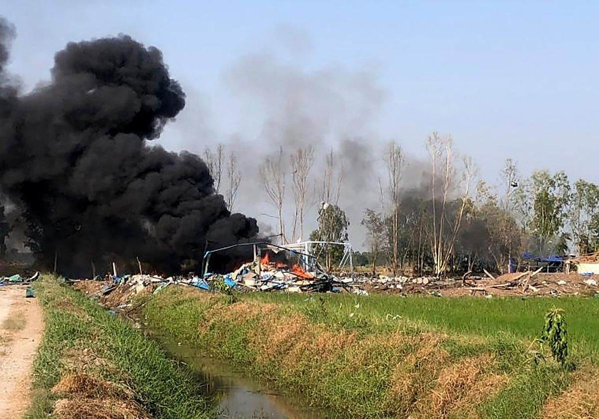 Humo elevándose después de la explosión en una fábrica de fuegos artificiales en la provincia tailandesa de Suphan Buri