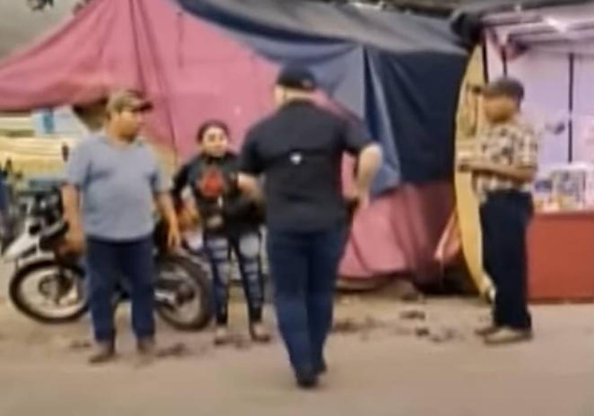 Momento en el que el asesino saca la pistola
