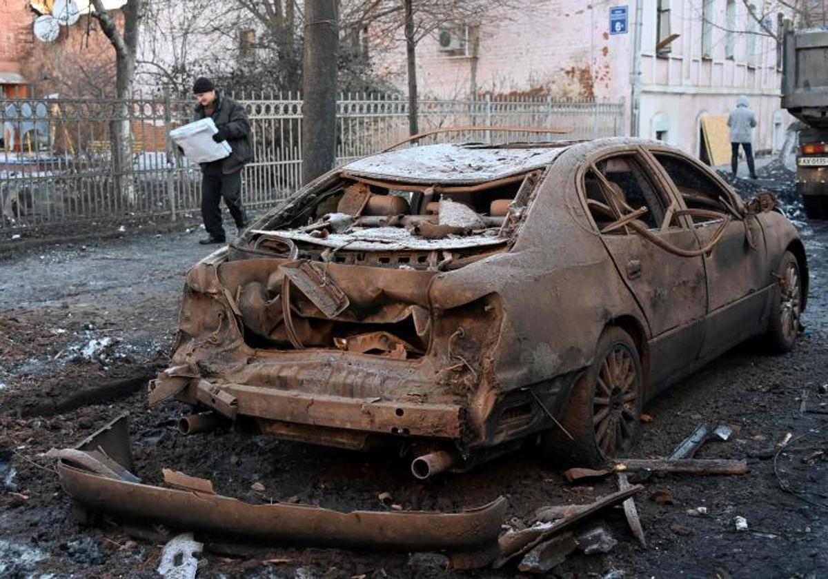 Esta fotografía tomada el 17 de enero de 2024 muestra un automóvil destruido como resultado de un ataque con misiles en Járkov