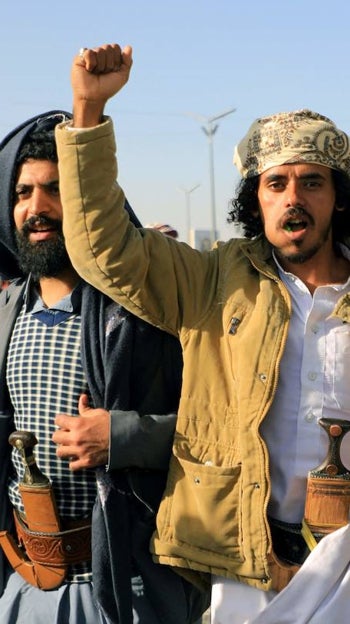 Partidarios de los hutíes participan en una protesta en Saná