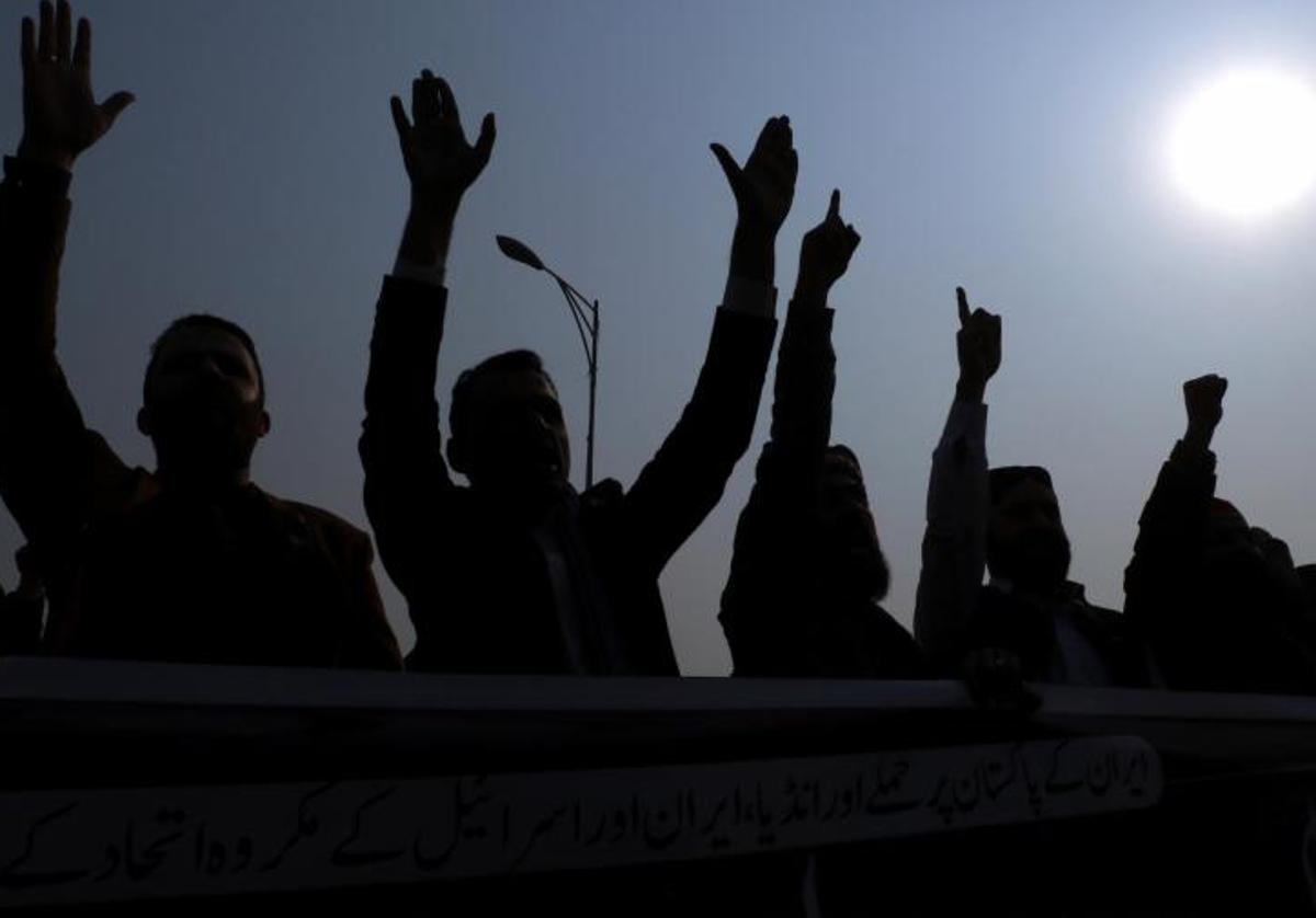 Pakistanische Aktivisten von Muslim Talaba Mahaz (MTM) protestieren gegen iranischen Raketenangriff auf pakistanisches Grenzdorf in der Provinz Belutschistan, Islamabad