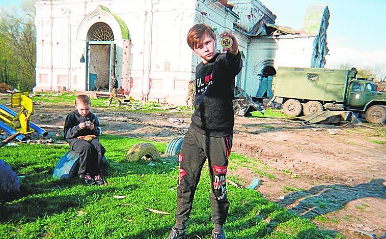 Imagen principal - Instantáneas infantiles de la guerra tras sobrevivir a la ocupación rusa