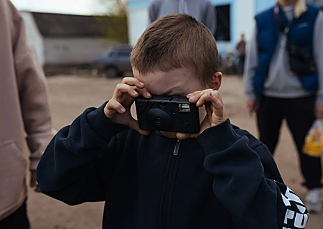 Imagen secundaria 1 - Instantáneas infantiles de la guerra tras sobrevivir a la ocupación rusa