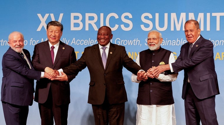 El presidente de Brasil, Luiz Inácio Lula da Silva, el presidente de China, Xi Jinping, el presidente de Sudáfrica, Cyril Ramaphosa, el primer ministro de la India, Narendra Modi, y el ministro de Asuntos Exteriores de Rusia, Sergei Lavrov, posan para una foto de familia de los BRICS durante la Cumbre de los BRICS de 2023