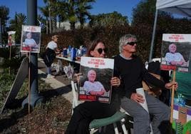 Familias de rehenes acampan frente al domicilio de Netanyahu para exigir un acuerdo de liberación
