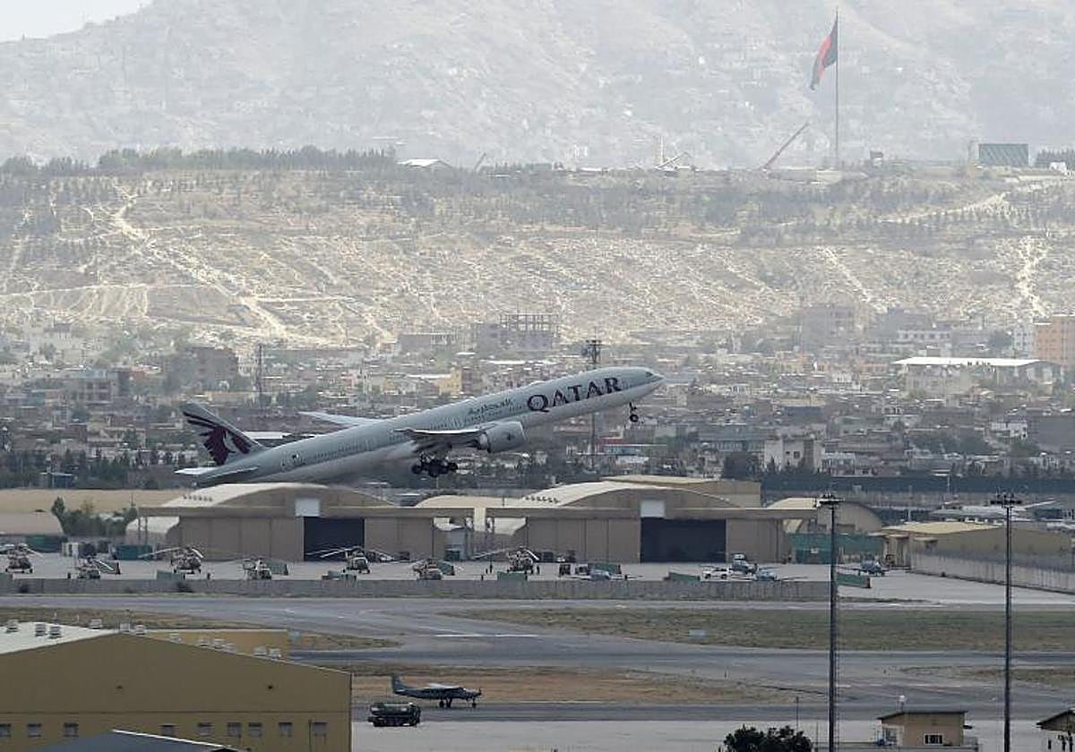 Imagen de archivo de un avión despegando en el aeropuerto de Kabul (Afganistan)