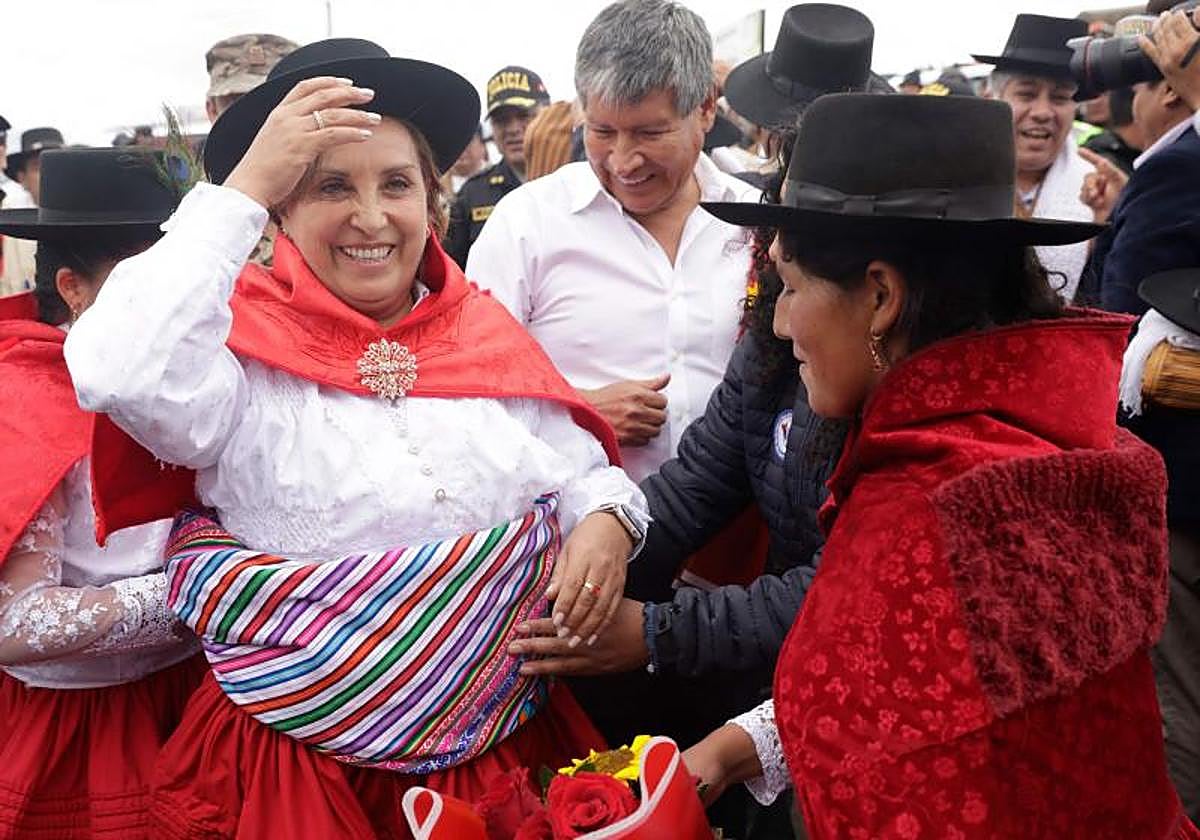 Dina Boluarte en el Ayacucho momentos antes de la agresión