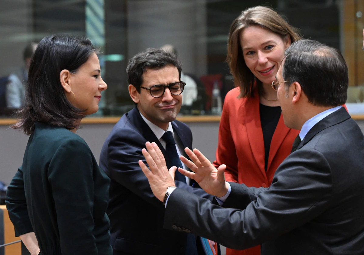 El ministro francés de Asuntos Exteriores, Stéphane Sejourne (centro), reacciona mientras conversa con el ministro español de Asuntos Exteriores, José Manuel Albares, este lunes en Bruselas, ante las ministra de Alemania y Holanda