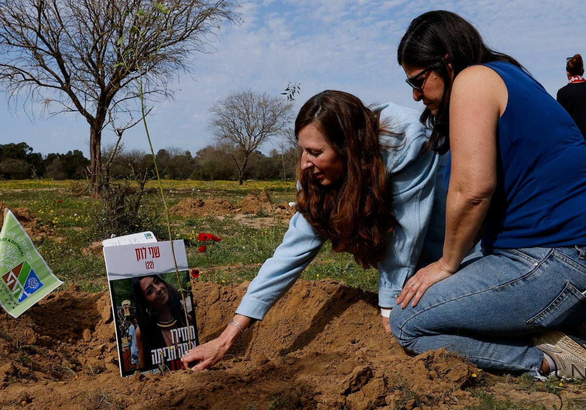 Familiares de la rehén muerta Shani Louk plantan un árbol para recordarla