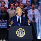 Calamitoso arranque de Biden: interrupciones y auditorio vacío