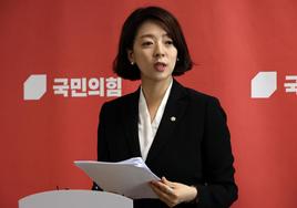 Una política surcoreana permanece hospitalizada tras ser atacada por un adolescente