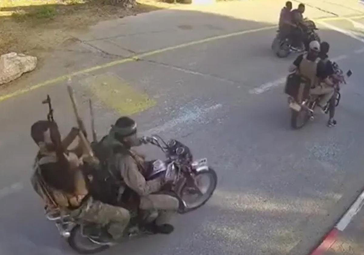 Terroristas de Hamás merodean por un kibutz durante los atentados