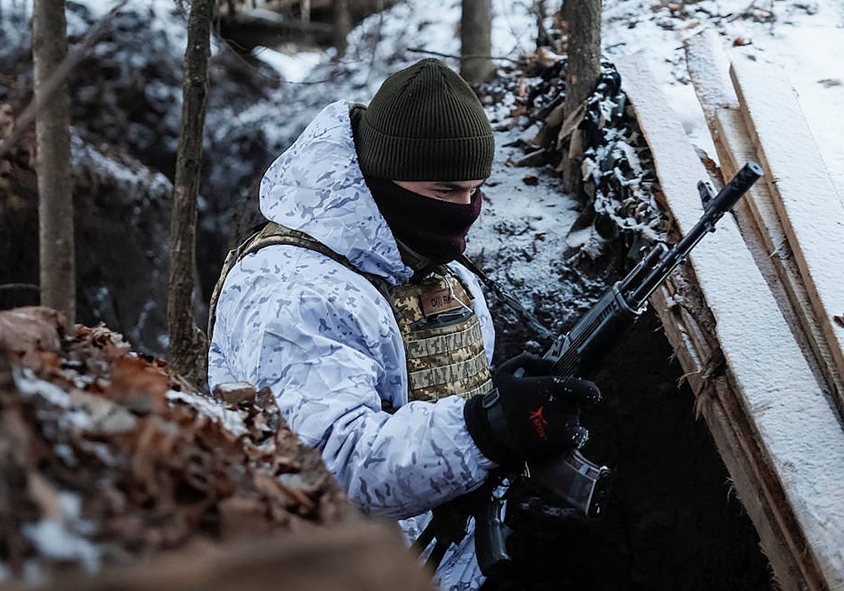 Un soldado ucraniano sostiene su arma en la línea de frente de la región de Sumi