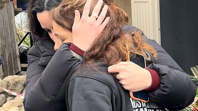 Abrazo de supervivientes de la matanza perpetrada por Hamás