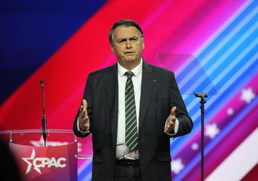 La Policía brasileña registra la casa de los Bolsonaro, que huyen en lancha