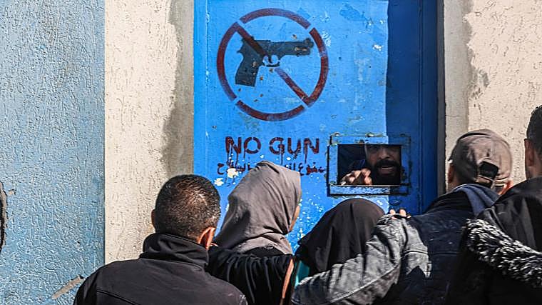 Fila de personas esperando a ser atentidos por la UNRWA en la Franka de Gaza