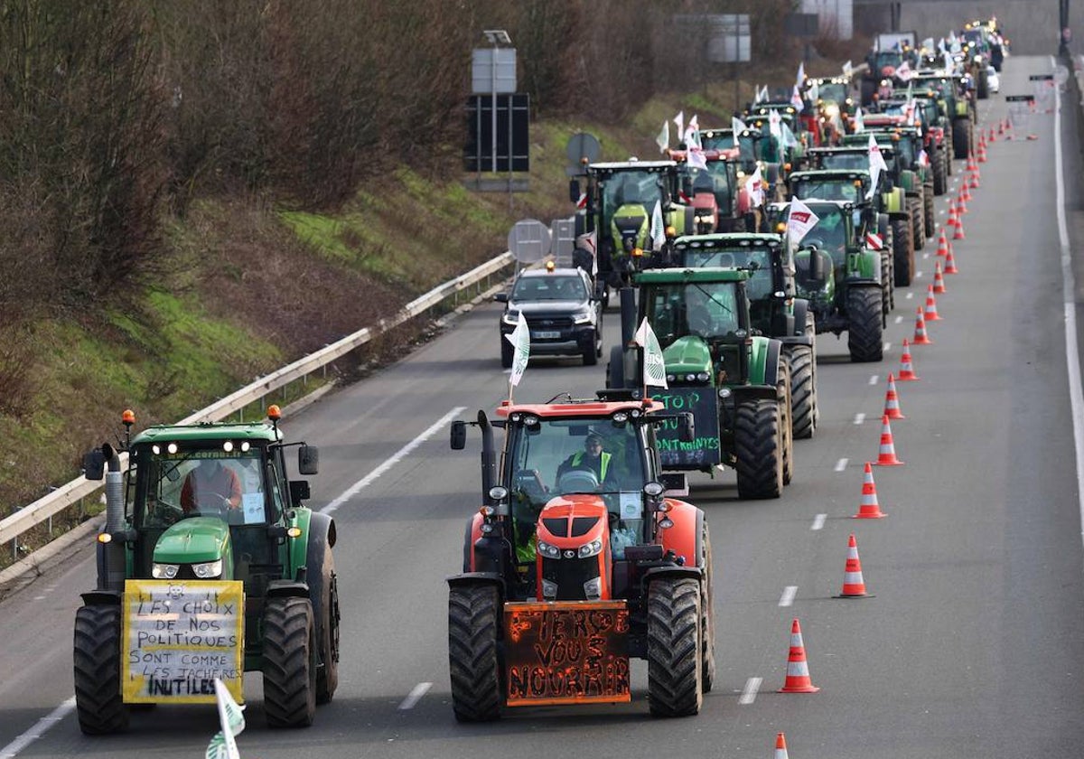 Varios agricultores franceses conducen sus tractores para participar en las protestas en los alrededores de Ormoy (sur de Paris)
