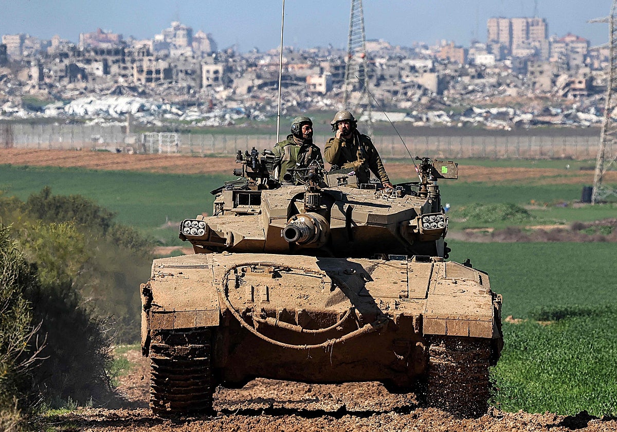 Un tanque israelí avanza entre la frontera de la franja de Gaza e Israel