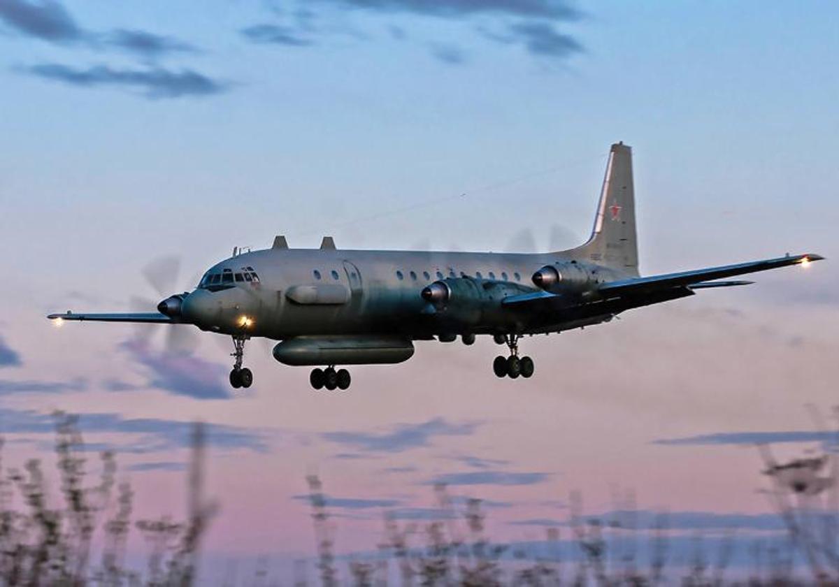 Un avión ruso IL-20M (Ilyushin 20m) aterriza en un lugar desconocido