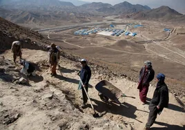 China explota su condición de socio único de los talibanes y emprende grandes negocios en Afganistán