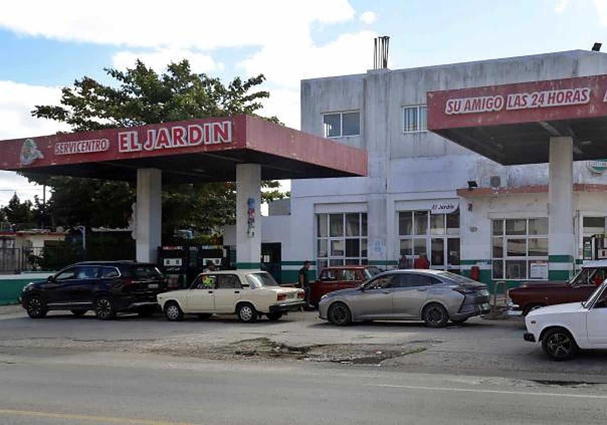 Fotografía que muestra filas de vehículos al rededor de una gasolinera hoy, en La Habana (Cuba)