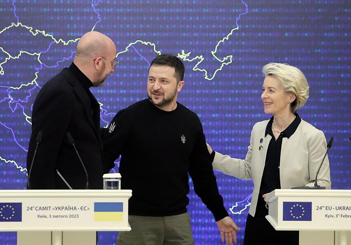 Zelenski (en el centro) con Ursula von der Leyen y Charles Michel