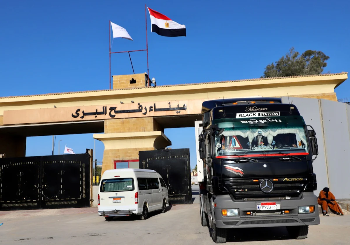 Un camión sale por el paso de Rafah tras llevar ayuda humanitaria a Gaza