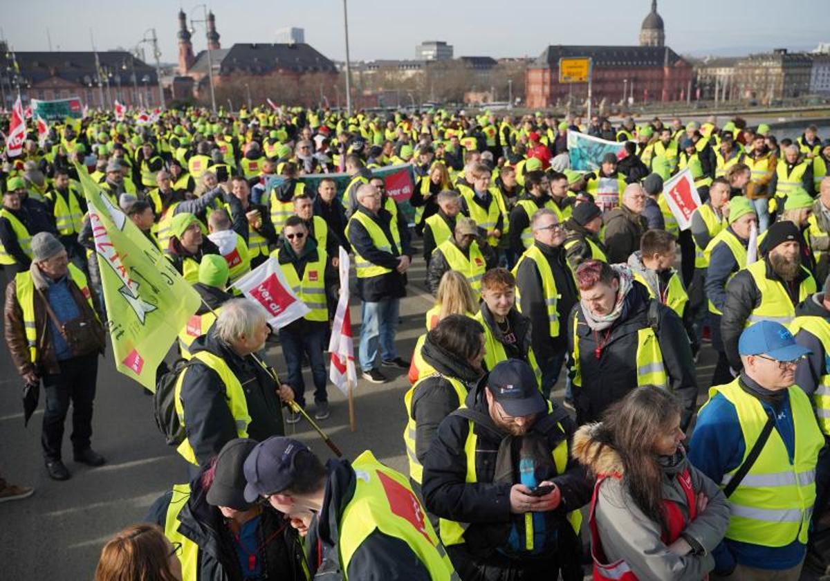 Los trabajadores participan en la comisión nacional convocada por el sindicato alemán Verdi sobre el conflicto salarial en Maguncia