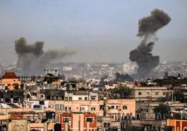 Israel bombardea una ciudad del sur de Gaza donde se hacinan desplazados palestinos